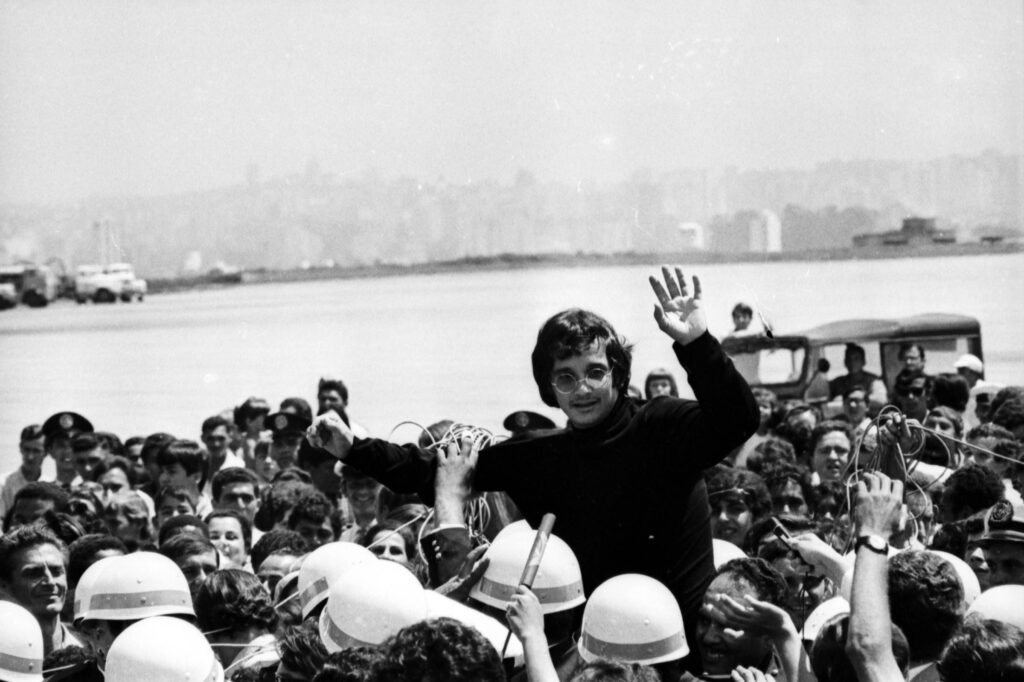 Roberto Carlos no desembarque no aeroporo de Congonhas, em São Paulo, logo após vencer o Festival de San Remo, em fevereiro de 1968. (Crédito: Acervo Última Hora)