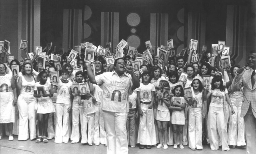 Tim Maia e membros da seita Universo em Desencanto, em 1975. (Crédito: Divulgação)