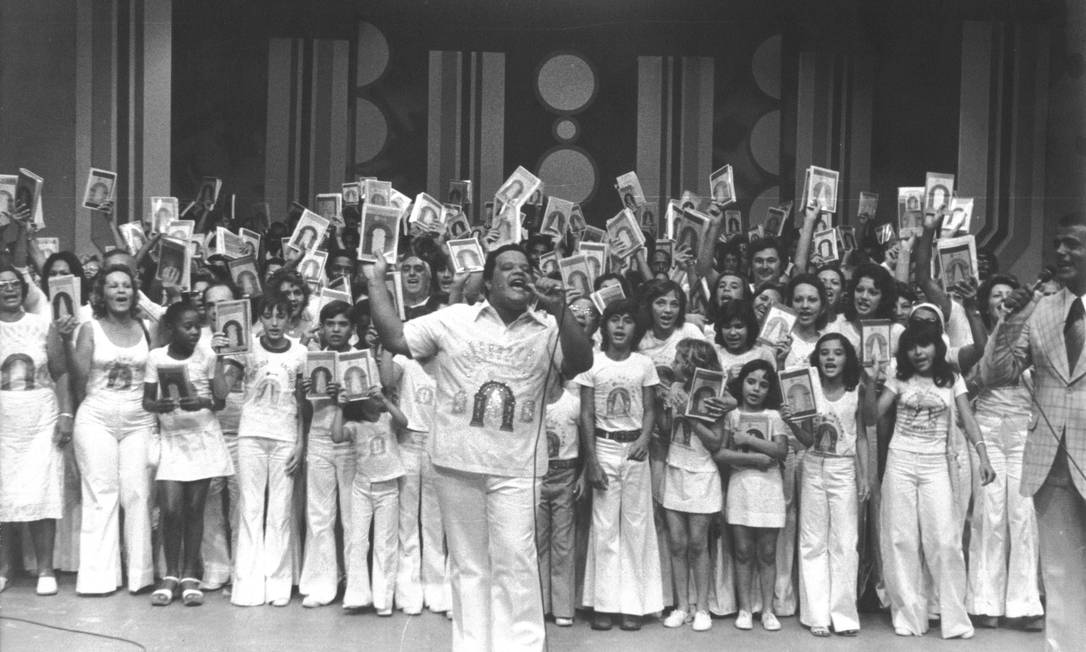 Tim Maia e membros da seita Universo em Desencanto, em 1975. (Crédito: Divulgação)