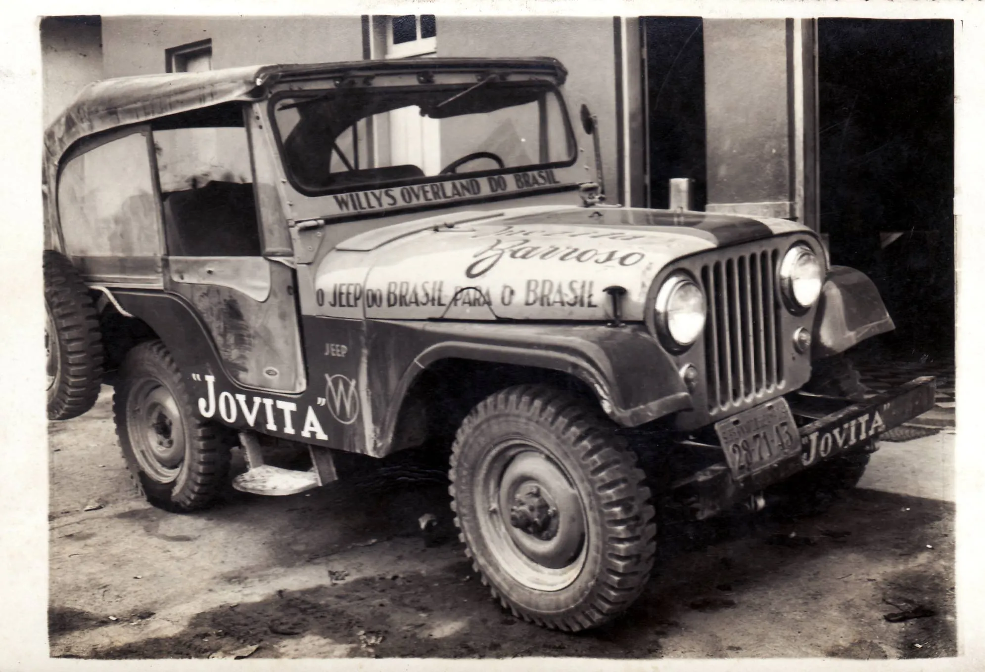 Foto de 1957 registra o Jeep personalizado que Inezita Barroso viajou pelo Nordeste. (Crédito: Acervo Sinésio Sisinio Filho)