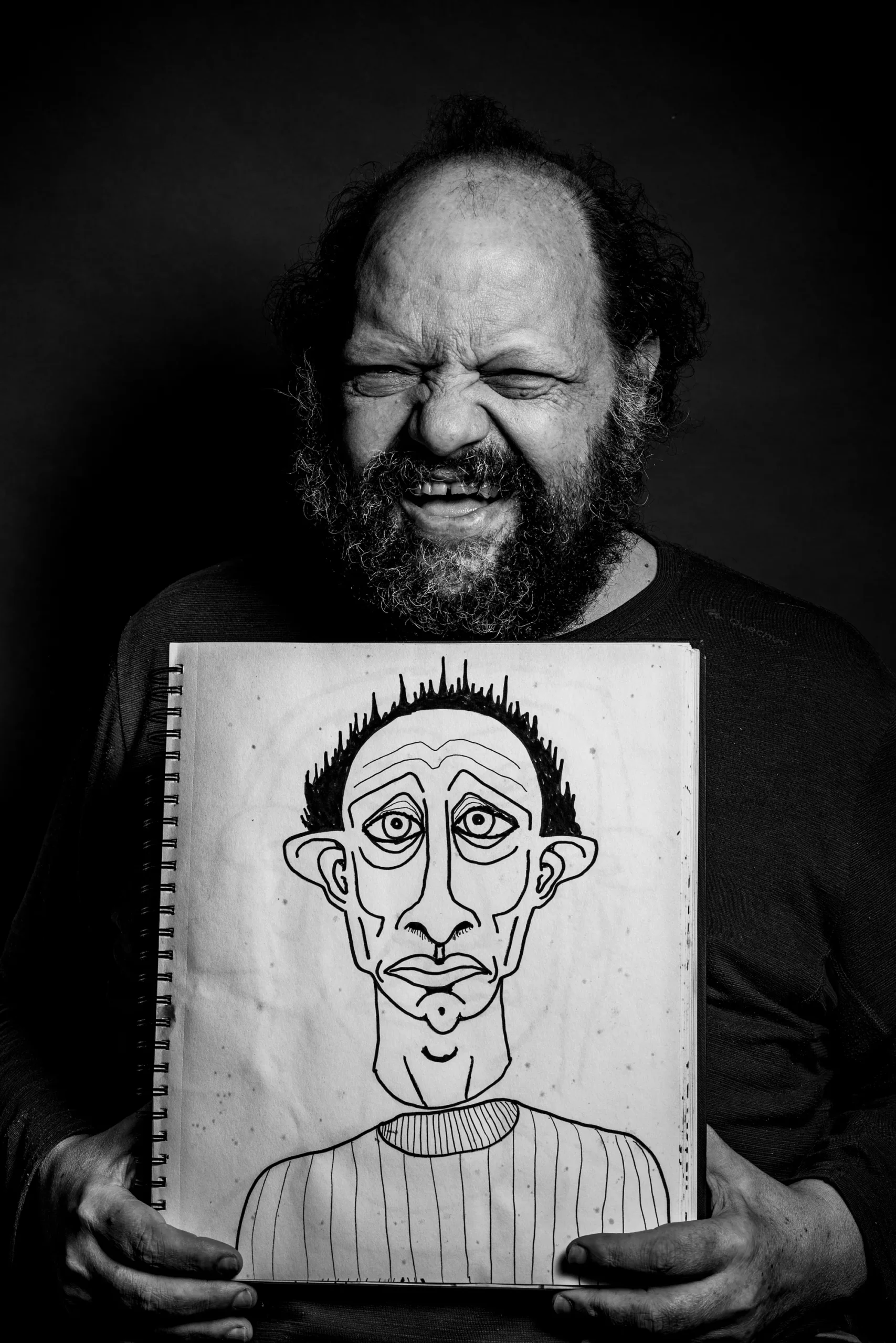 Marcelo Pretto e um de seus desenhos. (Crédito: Renato Nascimento)
