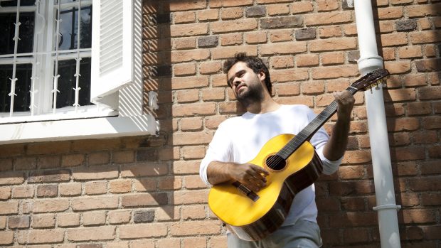 O cantor, compositor e instrumentista Marcelo Jeneci tocou nas bandas de Chico César, Arnaldo Antunes e Erasmo Carlos antes de assumir sua carreira-solo. Jefferson Dias/Gafieiras