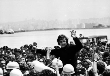 Roberto Carlos no desembarque no aeroporo de Congonhas, em São Paulo, logo após vencer o Festival de San Remo, em fevereiro de 1968. (Crédito: Acervo Última Hora)