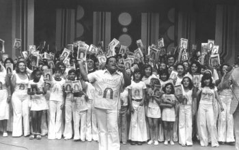 Tim Maia e membros da seita Universo em Desencanto, em 1975. (Crédito: Divulgação)