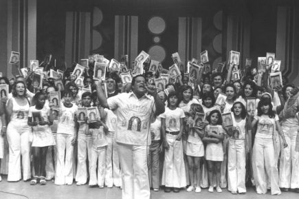 Tim Maia e membros da seita Universo em Desencanto, em 1975. (Crédito: Divulgação)